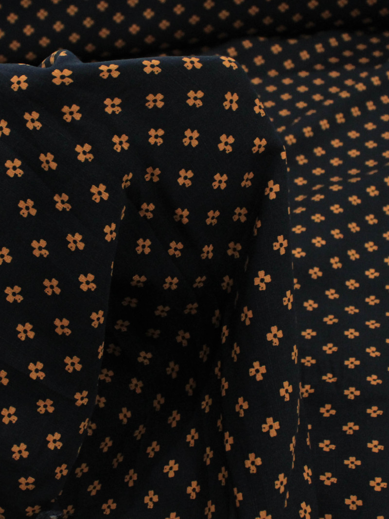 Tecido Viscose Micro Trevo Preto Laranja