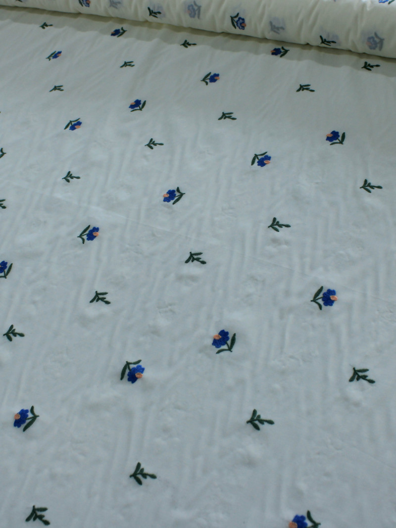 Tecido Cambraia de Algodão Bordada Mini Flor Azul, Verde e Offwhite