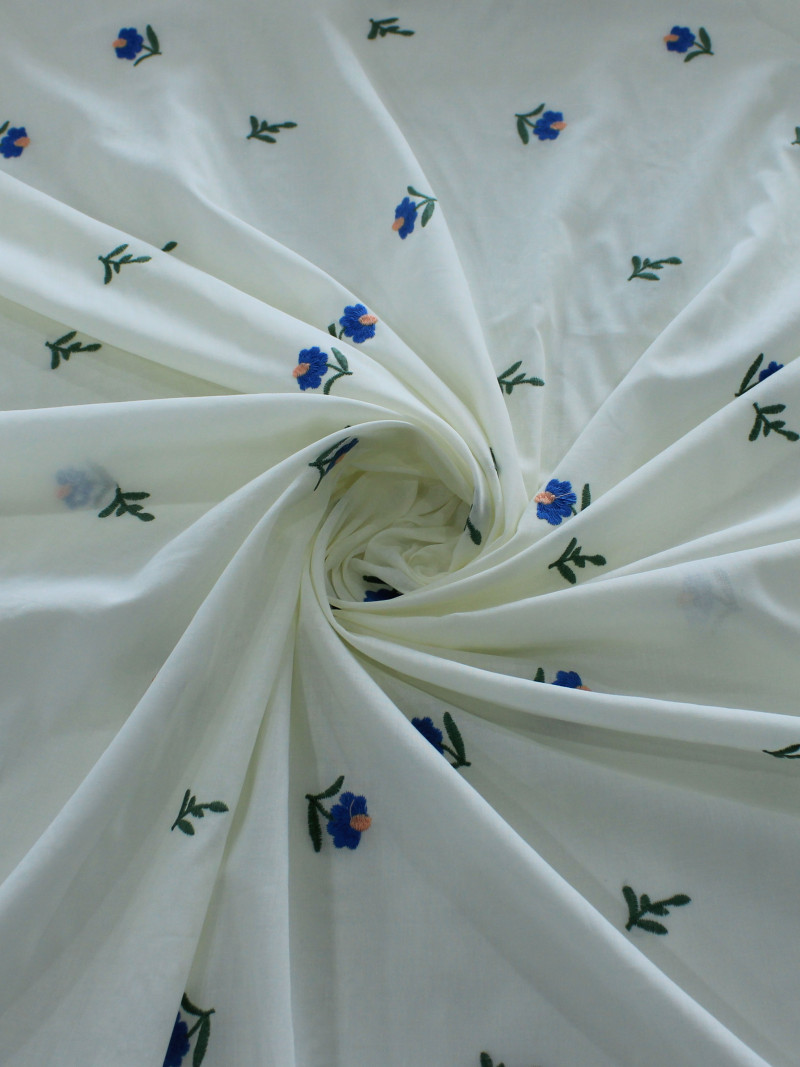 Tecido Cambraia de Algodão Bordada Mini Flor Azul, Verde e Offwhite