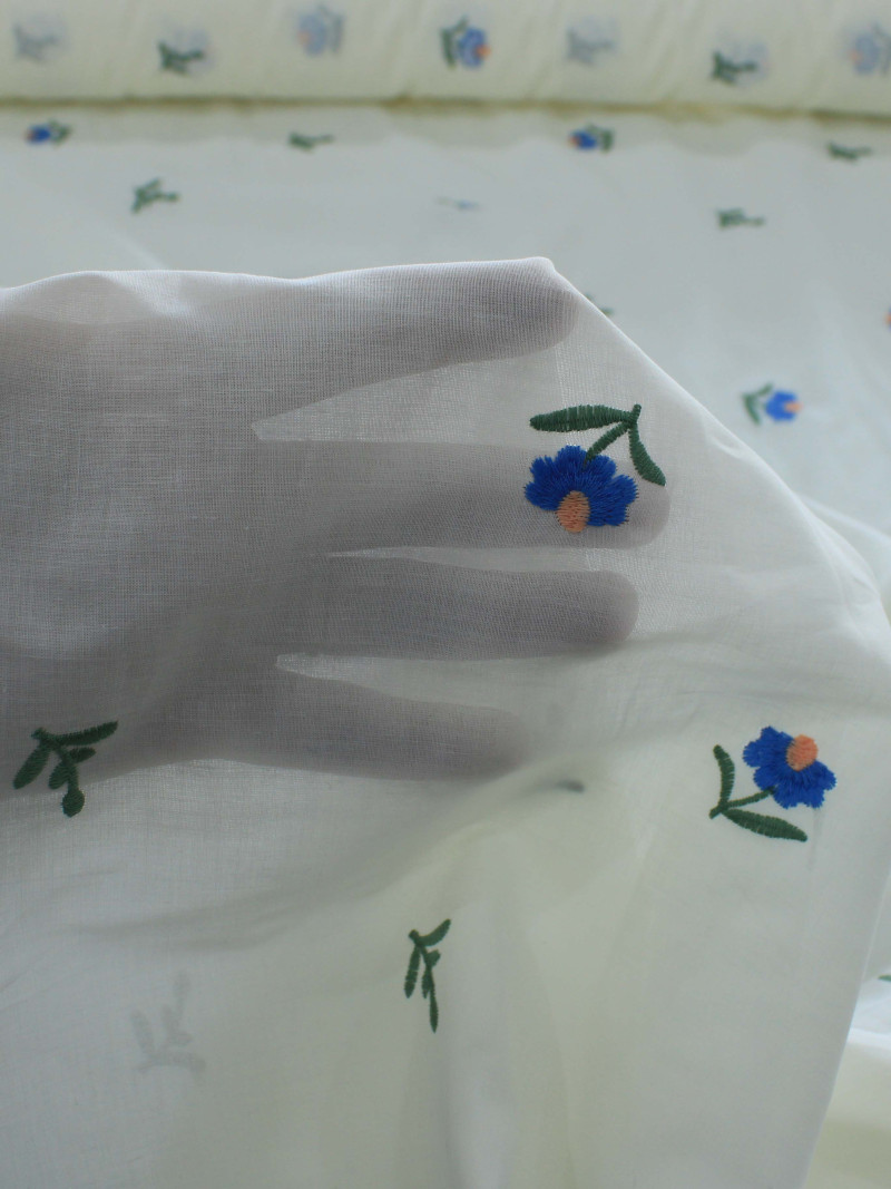 Tecido Cambraia de Algodão Bordada Mini Flor Azul, Verde e Offwhite