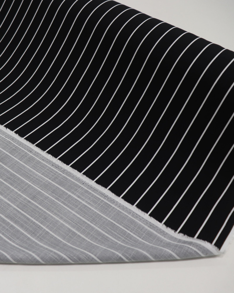 Tecido Viscose Texturizada Listrado Branco e Preto