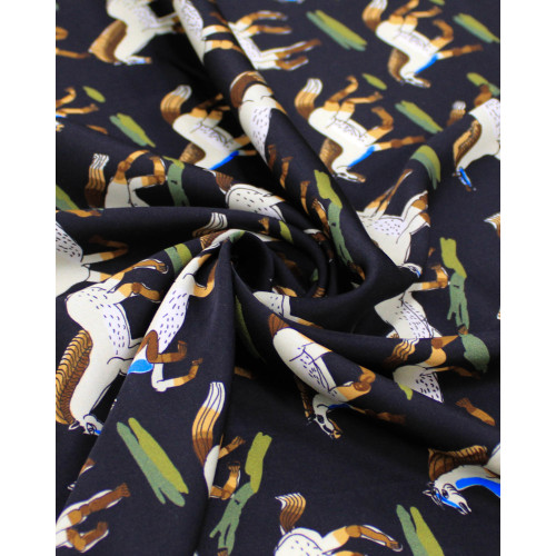 Tecido Viscose Acetinada Italiano Estampa Cavalos Coloridos e Preto