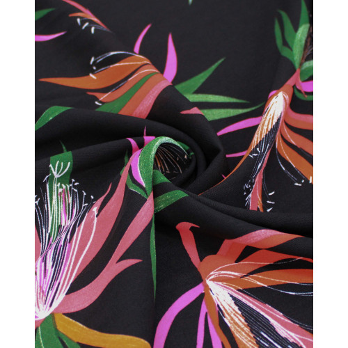 Tecido Crepe Koshibo Macro Flores Coloridas e Preto