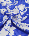 Tecido Viscose Macro Flores Branco e Tons de Azul