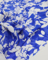 Tecido Viscose Macro Flores Branco e Tons de Azul
