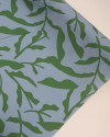 Tecido Viscose Texturizada Macro Folhagem Verde e Azul Índigo