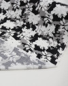 Tecido Viscose Texturizada Macro Flores Branco, Cinza e Preto