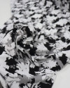 Tecido Viscose Texturizada Macro Flores Branco, Cinza e Preto