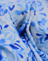 Tecido Viscose Texturizada Flores Contornadas Tons de Azul e Offwhite