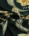 Tecido Viscose Premium Estampa Floral em Macro Recortes Creme e Verde Floresta