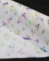 Tecido Crepe de Viscose Fino Beija Flores Holográfico Colorido e Branco