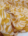 Tecido Viscose Texturizada Macro Flores Abstratas Pêssego e Amarelo Queimado