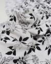 Tecido Viscose Texturizada Ramos de Folhas e Flores P/B