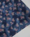 Tecido Crepe Salinas Buquê Floral Colorido e Tons de Azul (COM DETALHES)