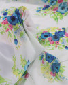 Tecido Crepe Chiffon Macro Buquê Floral Colorido e Branco (COM DETALHES)