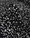 Tecido Crepe de Viscose Italiano Pingos Irregulares Creme e Preto