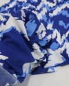 Tecido Viscose Estampa Abstrata Ondulado Sobreposto Branco e Azul