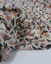 Tecido Crepe Salinas Italiano Desenho Floral Tons Pastéis e Creme