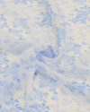 Tecido Crepe Chiffon Italiano Texturizado Ramos Florais Tons de Azul e Branco