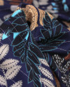 Tecido Viscose Premium com Lurex Estampa Macro Folhas Pontilhadas Colorido e Azul Marinho