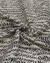 Tecido Viscose Texturizada Listras em Chevron Preto Mescla e Creme