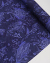 Tecido Sarja com Elastano Italiano Folhagens Sobrepostas Tons de Azul