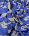Tecido Viscose Italiano Estampa Geométrica Irregular Offwhite e Azul Índigo