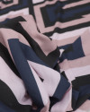 Tecido Viscose Italiano Estampa Macro Geométrica Irregular Tons de Rosa, Azul e Preto