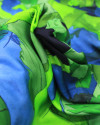 Tecido Crepe Silk Italiano Cavalos em Rascunho Sobrepostos Azul e Tons de Verde