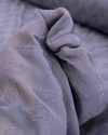Tecido Crepe Chiffon Texturizado Italiano Brocado com Fóil Folhas Tons de Cinza