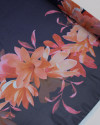 Tecido Crepe Chiffon Italiano Barrado Duplo Macro Flores Tons de Laranja e Azul Marinho