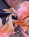 Tecido Crepe Chiffon Italiano Barrado Duplo Macro Flores Tons de Laranja e Azul Marinho