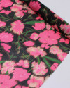 Tecido Crepe de Seda Mista Italiano Flores Desfocadas verde, Tons de Rosa e Preto