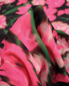 Tecido Crepe de Seda Mista Italiano Flores Desfocadas verde, Tons de Rosa e Preto