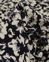 Tecido Viscose Texturizada Tapete Floral Abstrato Creme e Preto