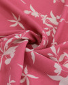 Tecido Crepe Koshibo Ramos Florais Branco e Rosa Chiclete