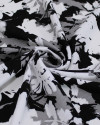 Tecido Viscose Texturizada Folhas Abstratas Sobrepostas Branco, Cinza e Preto