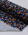 Tecido Viscose Acetinada Italiano Micro Tapete Floral Rosa, Azul e Preto