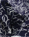 Tecido Crepe Koshibo Leve Macro Rascunho Floral Cinza e Azul Marinho Noite