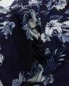 Tecido Crepe Koshibo Leve Macro Lírios Tons de Azul