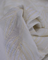 Tecido Cambraia Bordada Ramos de Folhas Branco e Offwhite