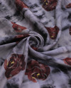 Tecido Viscose Italiano Tapete Floral em Tie De Vermelho e Tons de Cinza