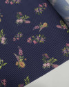 Tecido Crepe Salinas Buquê Floral em Risca de Giz Branco e Azul Marinho