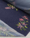 Tecido Crepe Salinas Buquê Floral em Risca de Giz Branco e Azul Marinho