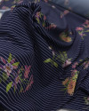 Tecido Crepe Salinas Buquê Floral em Risca de Giz Branco e Azul Marinho