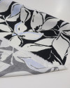 Tecido Viscose Italiano Macro Tapete Floral Azul, Branco e Preto