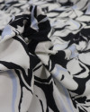 Tecido Viscose Italiano Macro Tapete Floral Azul, Branco e Preto