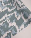 Tecido Viscose Estampa Abstrata Ondulado Sobreposto Branco e Tons Frios