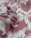 Tecido Viscose Estampa Abstrata Ondulado Sobreposto Branco e Goiaba