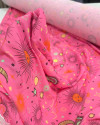 Tecido Crepe Koshibo Leve Constelação Colorido e Rosa (COM DETALHES)
